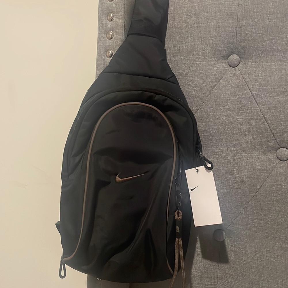 Nike Sportswear Essentials Sling Bag (8L)